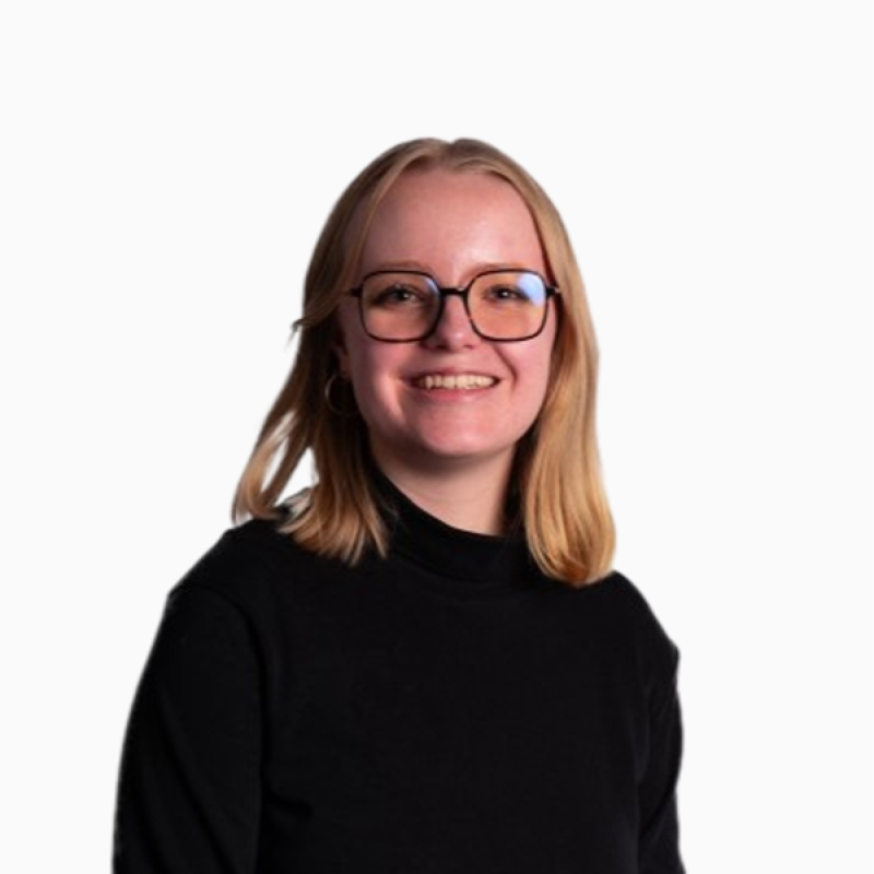 Portrait de Charlène Faitout, souriante, lunettes carrées, cheveux blonds mi-longs